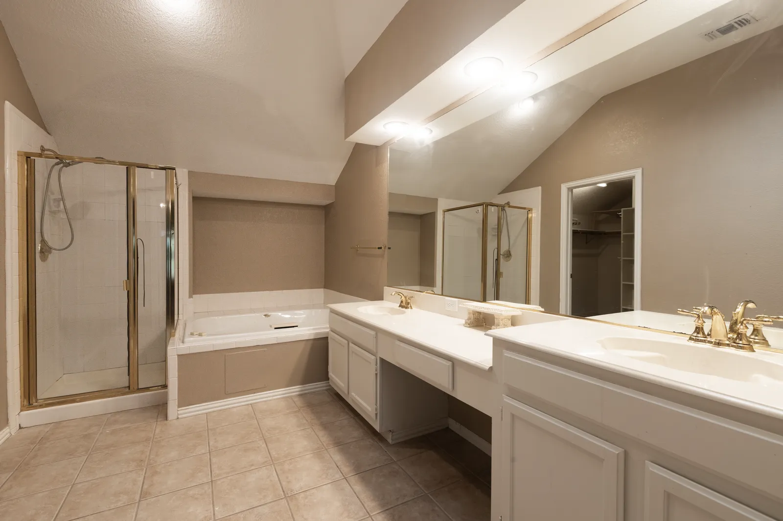 Haven Pl bathroom in Allen, TX before the renovation