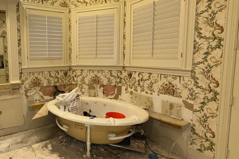 Shubert Ct. primary bathroom in Dallas before the remodel